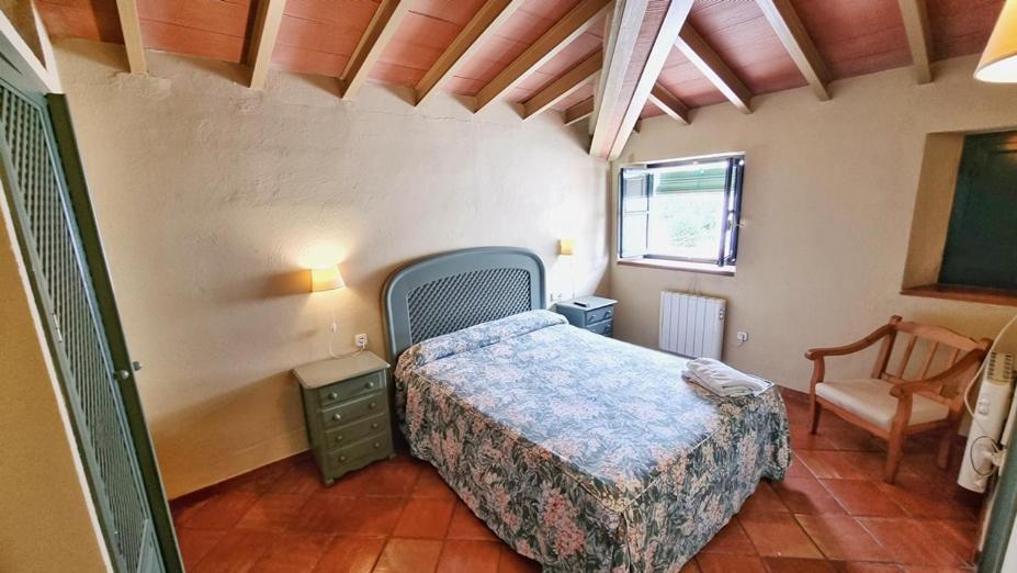 丰特埃里多斯Casa Tinoco Casa Rural Categoria Superior的一间卧室,卧室内配有一张床和一把椅子