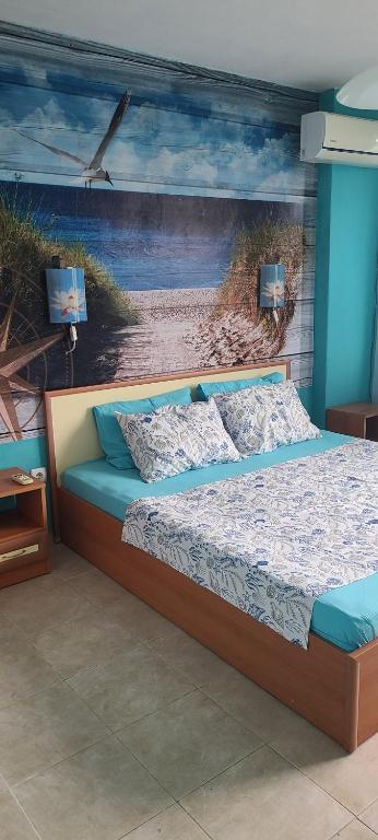 辛尼莫雷特Guest House Chalakov的一张位于一间海滩画室的床位