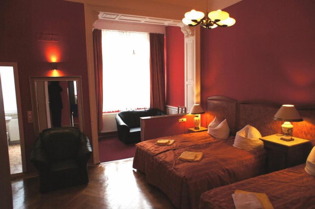 海德堡海德堡景英酒店的酒店客房设有两张床和窗户。