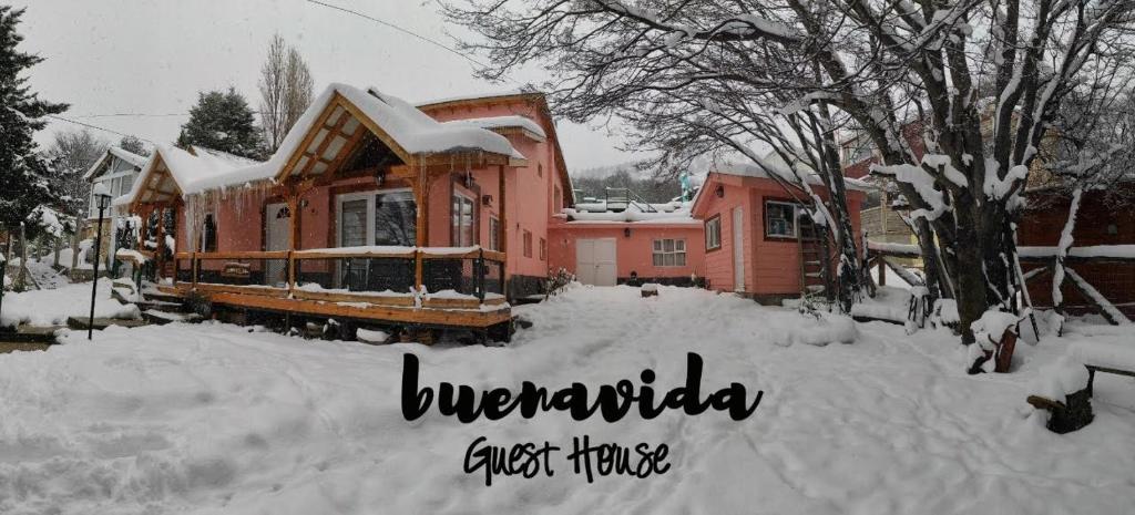 乌斯怀亚Buenavida Guesthouse的一座房子被雪覆盖在院子里