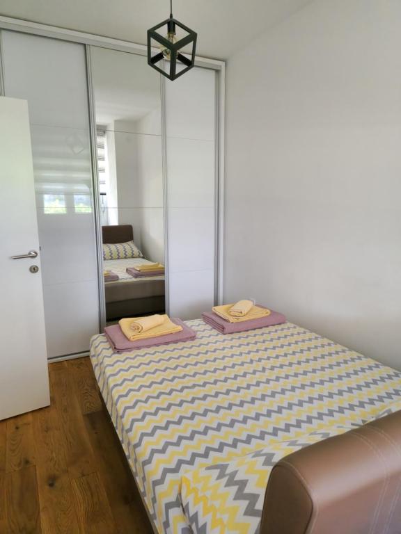 贝尔格莱德Apartment, Stari Grad, Belgrade的一间卧室配有一张床,上面有两条毛巾