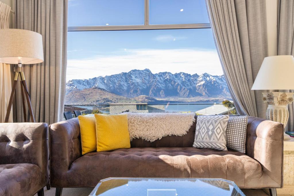 皇后镇Alpine Home with Amazing Mountain & Lake Views的带沙发和大窗户的客厅