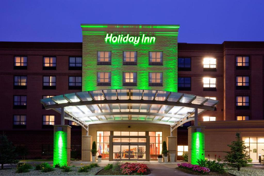 麦迪逊麦迪逊美国中心假日酒店的一座有绿色照明的建筑