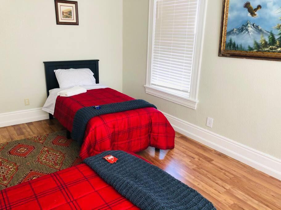 马里斯维尔Mishas Comfort Haven的一间设有两张床和红色毯子的房间