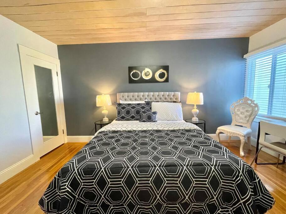 旧金山Golden Gate Park Sweet Home- 3 Bedrooms的卧室配有黑白床和椅子