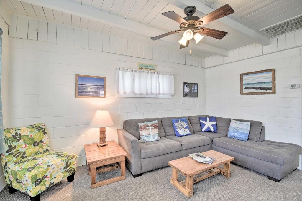默特尔比奇Steps to Ocean Breezy Myrtle Beach Bungalow!的带沙发和吊扇的客厅