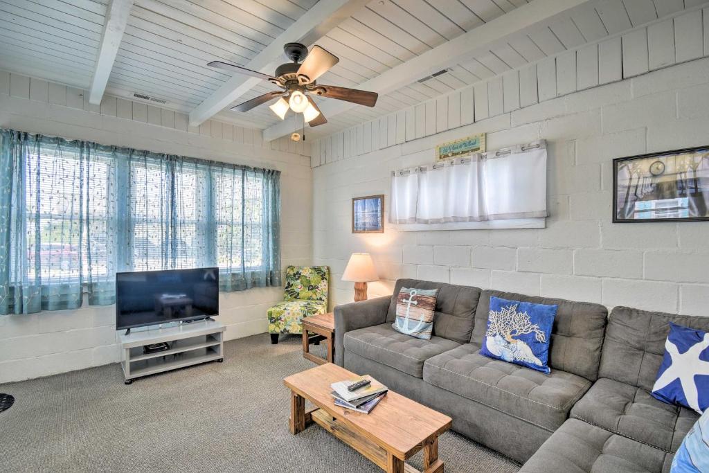 默特尔比奇Steps to Ocean Breezy Myrtle Beach Bungalow!的配有沙发和平板电视的客厅