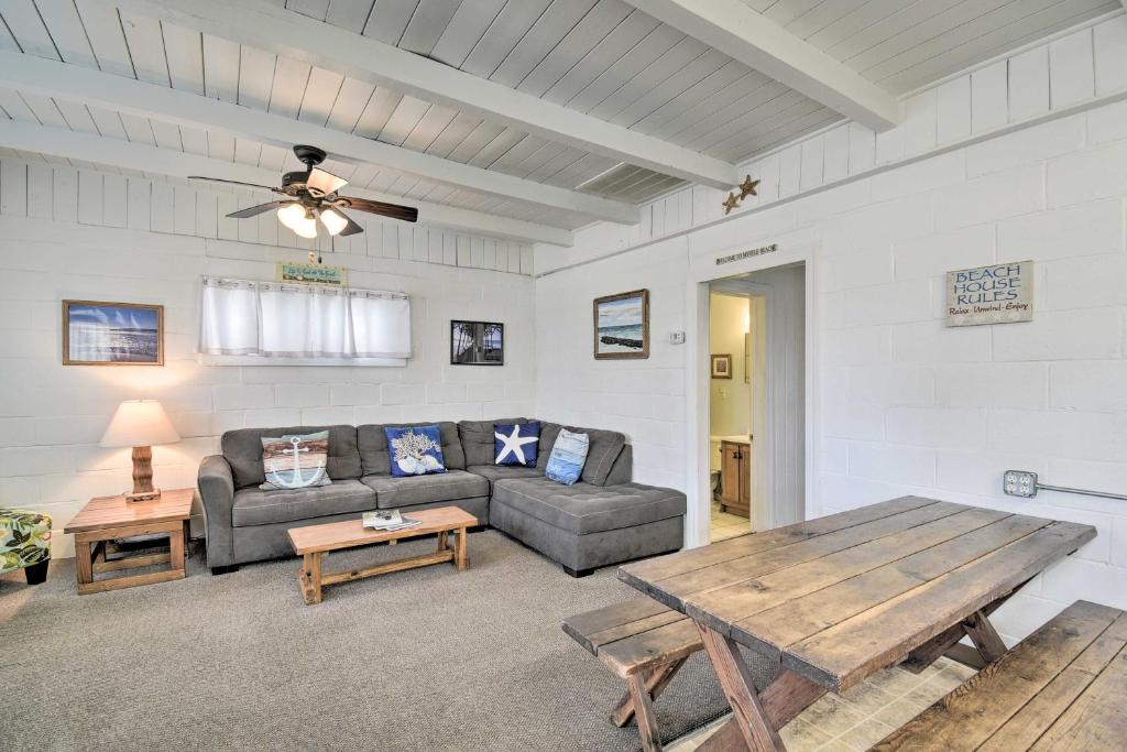 默特尔比奇Steps to Ocean Breezy Myrtle Beach Bungalow!的带沙发和桌子的客厅