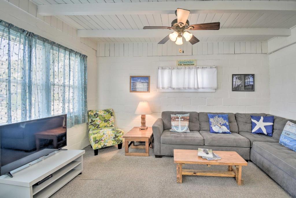 Steps to Ocean Breezy Myrtle Beach Bungalow!的休息区