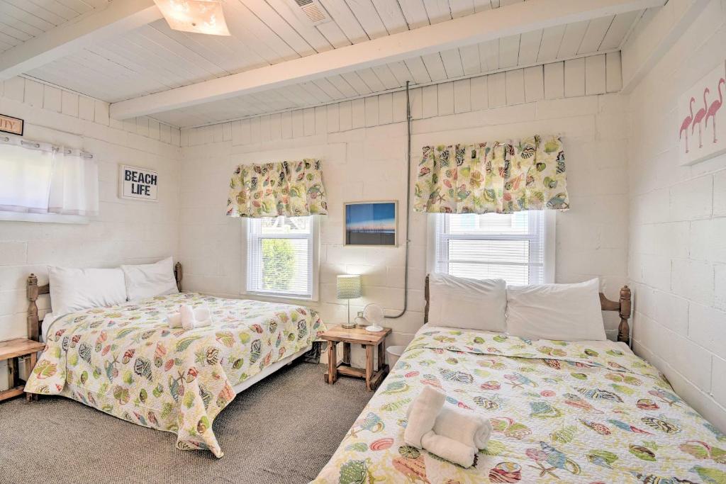 Steps to Ocean Breezy Myrtle Beach Bungalow!客房内的一张或多张床位
