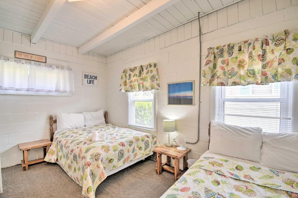Steps to Ocean Breezy Myrtle Beach Bungalow!客房内的一张或多张床位