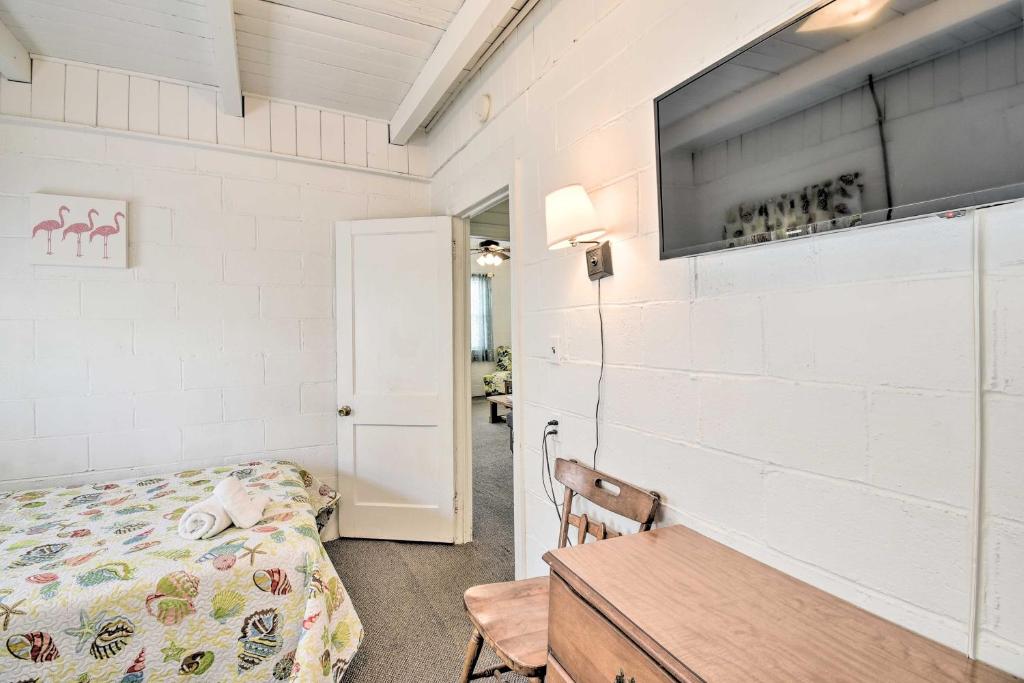 Steps to Ocean Breezy Myrtle Beach Bungalow!客房内的一张或多张床位