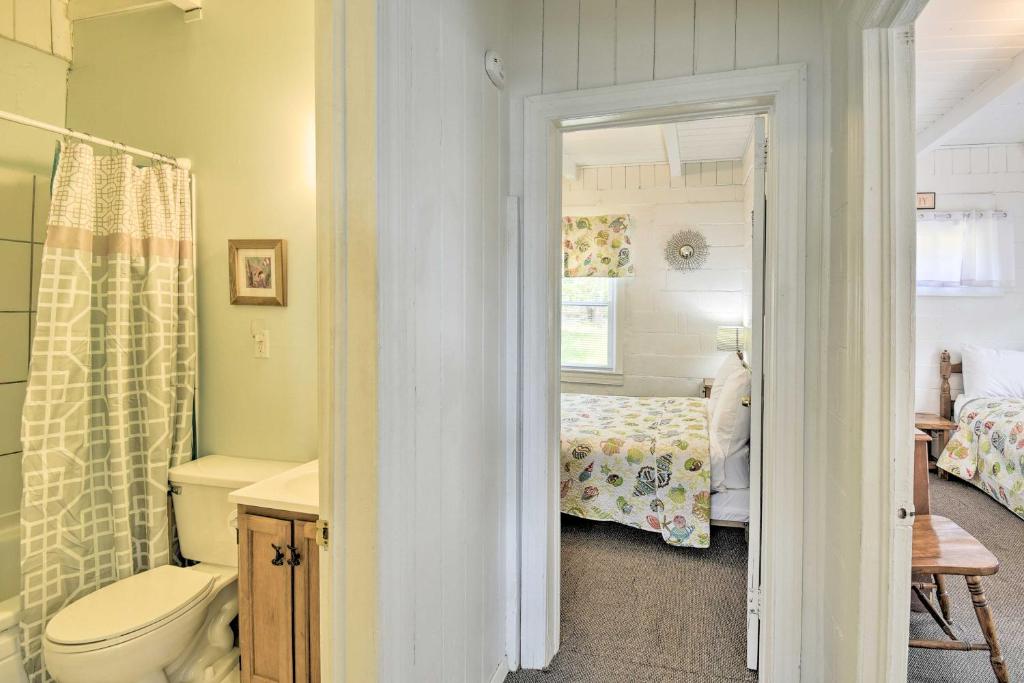 Steps to Ocean Breezy Myrtle Beach Bungalow!的一间浴室