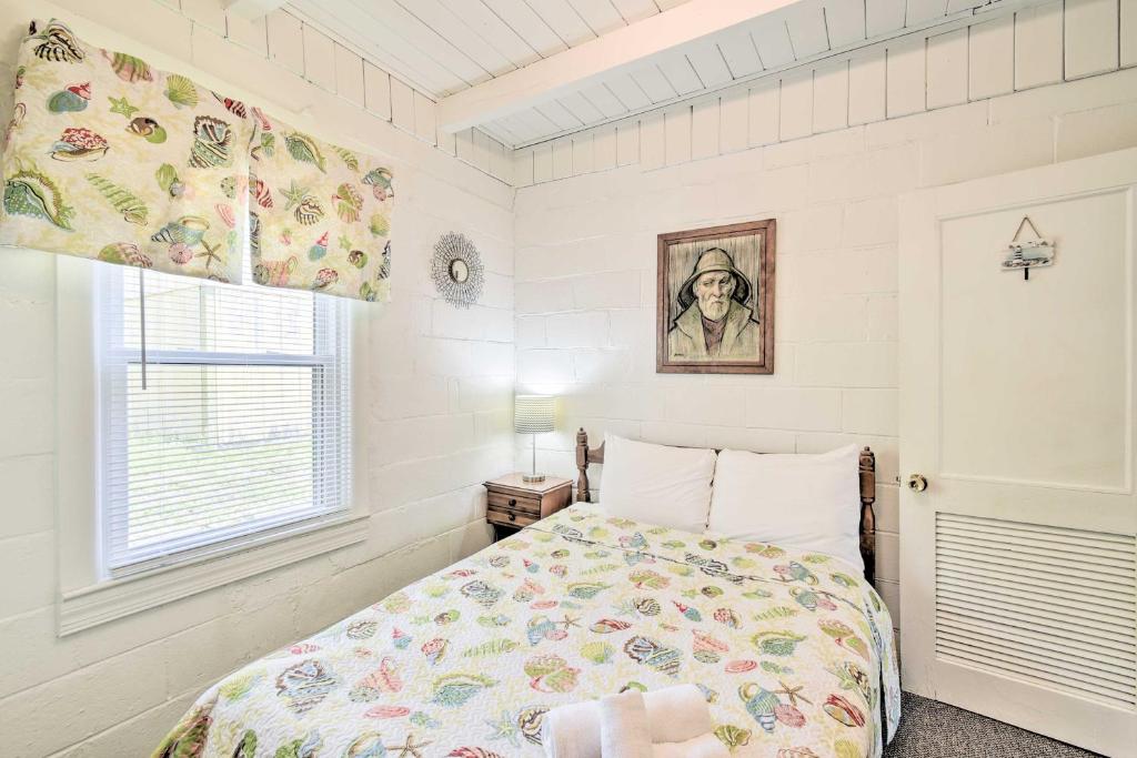 Steps to Ocean Breezy Myrtle Beach Bungalow!客房内的一张或多张床位