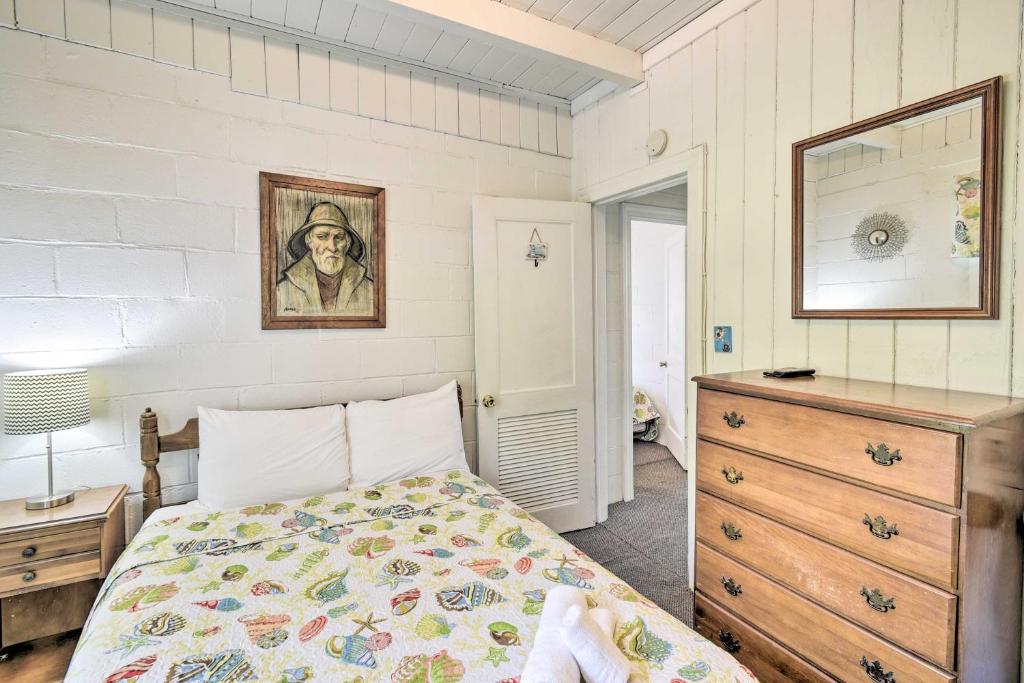 Steps to Ocean Breezy Myrtle Beach Bungalow!客房内的一张或多张床位