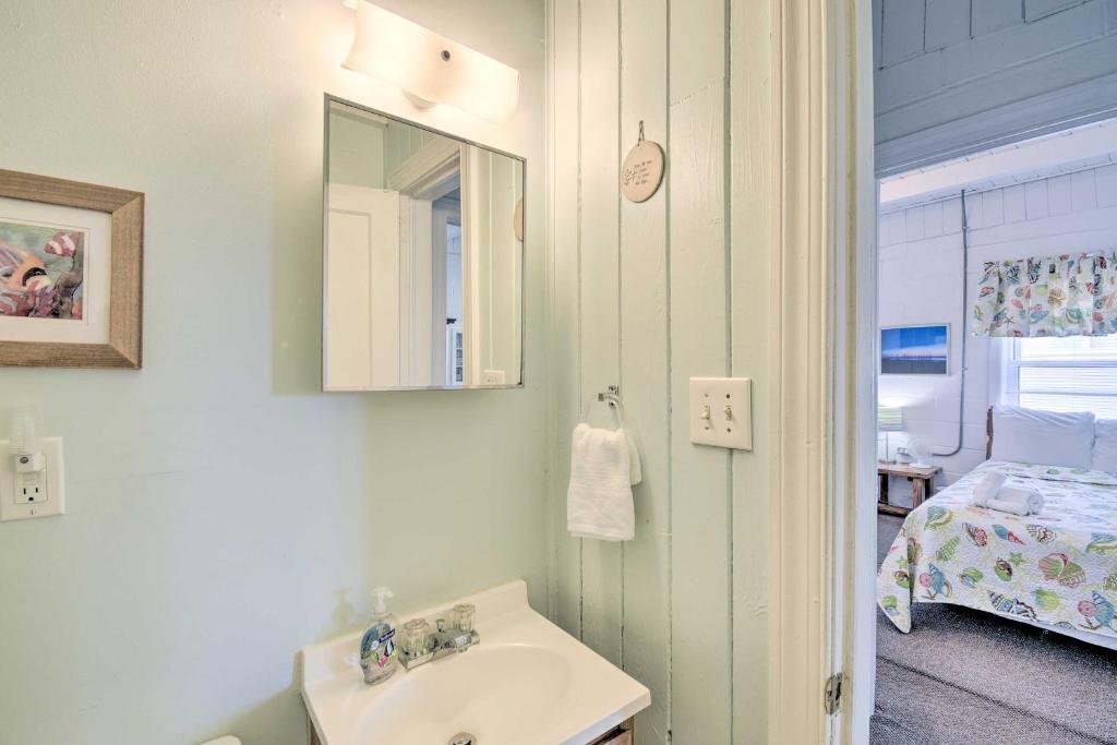 Steps to Ocean Breezy Myrtle Beach Bungalow!客房内的一张或多张床位