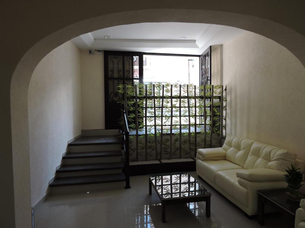 特基斯基亚潘Casa Jasave Hotel的带沙发和楼梯的客厅