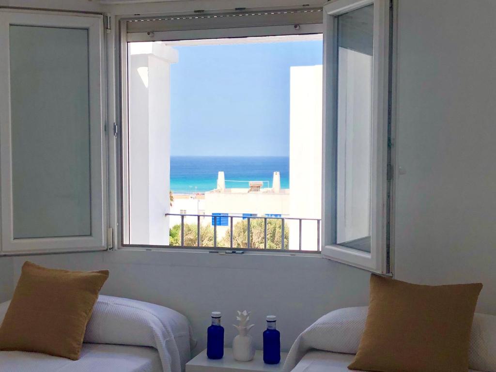塔里法TarifaMiCasa Mar Tirreno的客厅设有海景窗户。