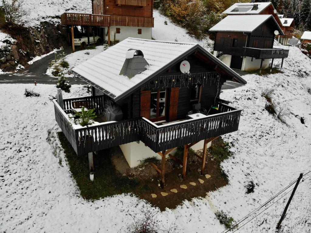Le BiotChalet proche Morzine et lac Léman WIFI offert的雪中房屋的模型