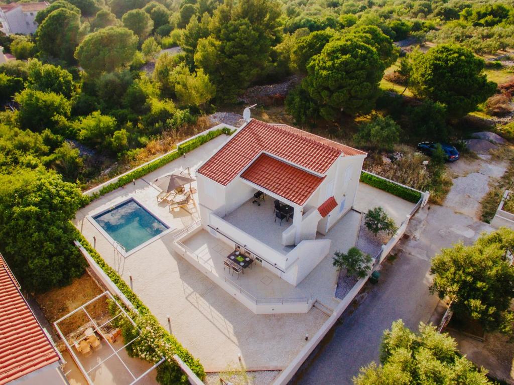 特罗吉尔Villa Vinko的享有带游泳池的别墅的顶部景致