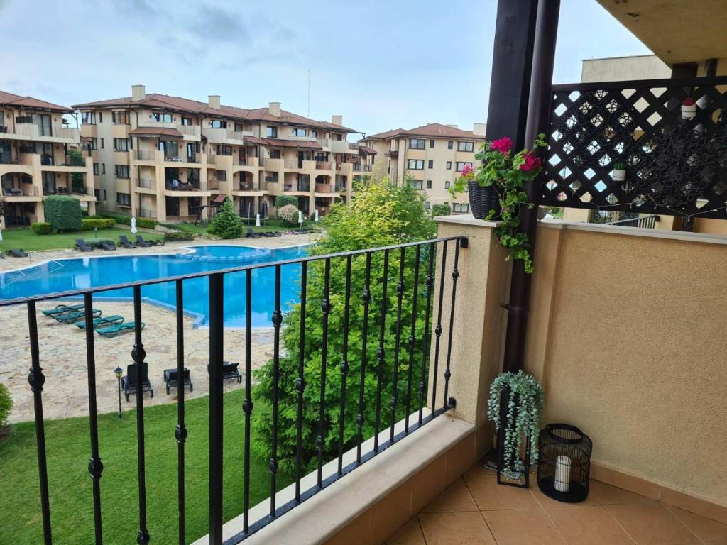 托波拉Nana apartment in Kaliakria resort的享有游泳池和建筑景致的阳台