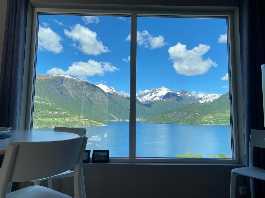 奥尔登Olden Fjord Apartments的从窗户可欣赏到湖景