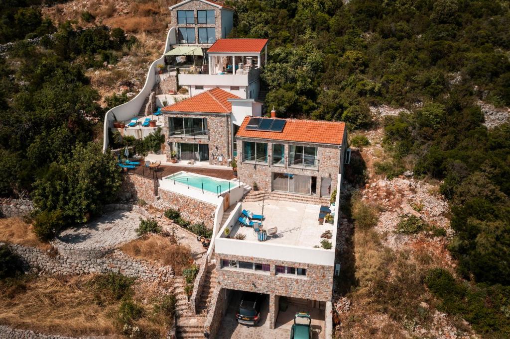 KlinciLuxury Holidays & Events - Villa Diva - Montenegro的享有带游泳池的房屋的空中景致