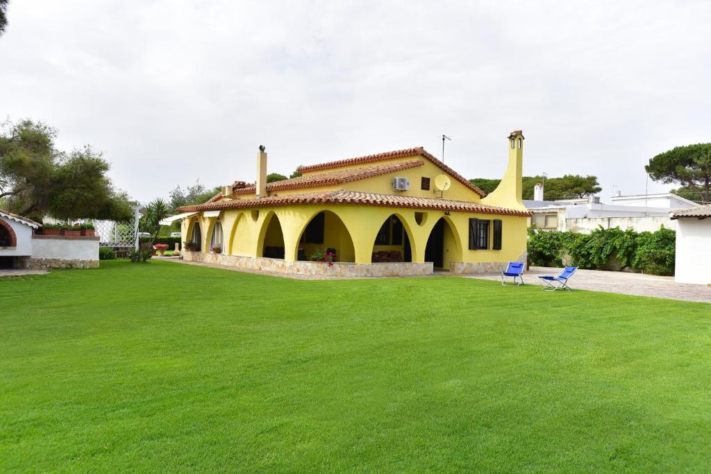 普拉villa Letizia的前面有绿色草坪的黄色房子