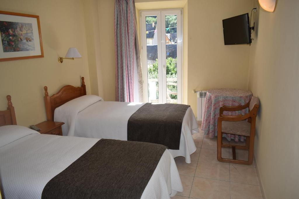 莱斯卡耐伽胡安酒店的酒店客房设有两张床和窗户。