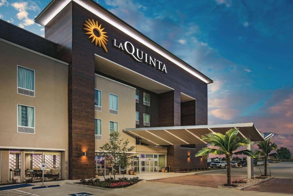 本殖民地La Quinta by Wyndham Dallas Plano - The Colony的 ⁇ 染五人套房酒店