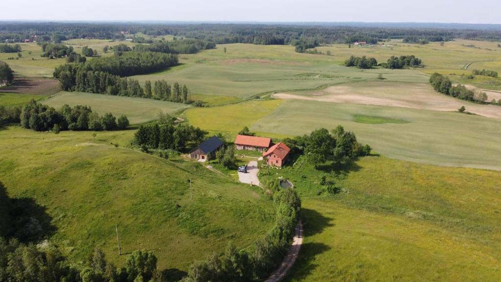 Siedlisko nad Łąkami的绿色山丘上房屋的空中景致