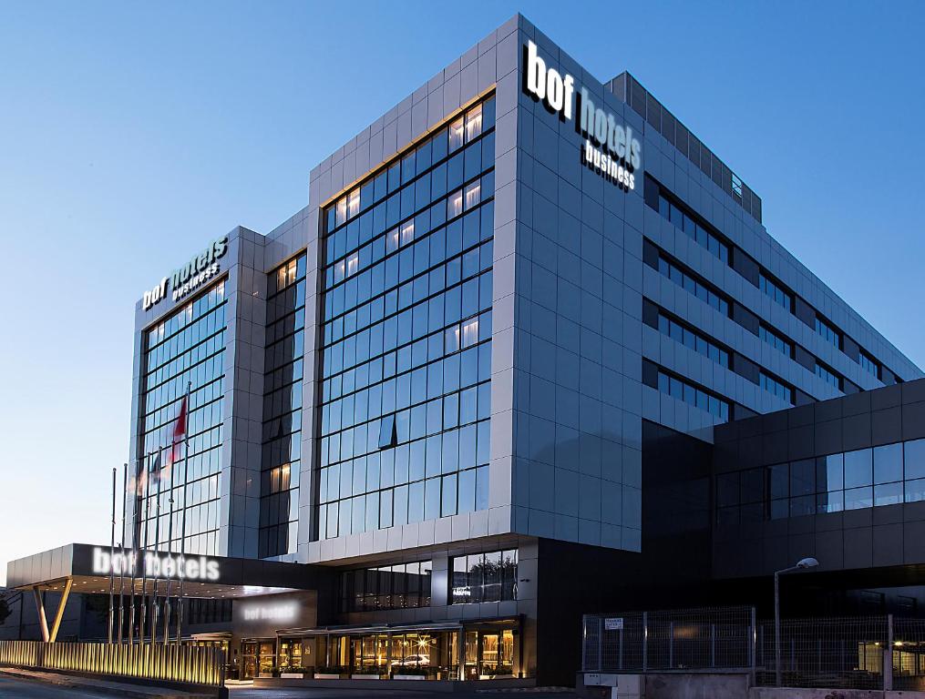 伊斯坦布尔Bof Hotels Business的一座高大的黑色建筑,有很多窗户