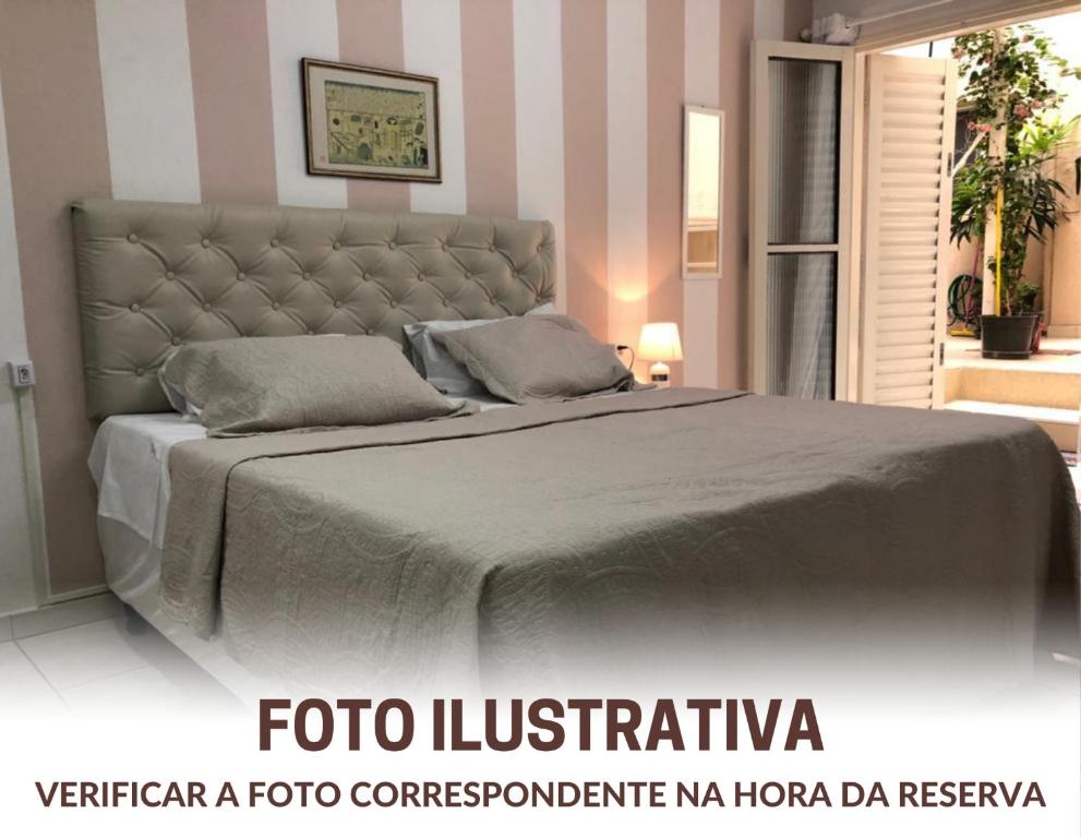 圣保罗Hostel Ipê的一间卧室配有一张大床和大床头板