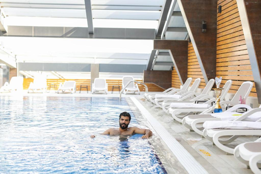 VIP Hotel Doha Qatar内部或周边的泳池