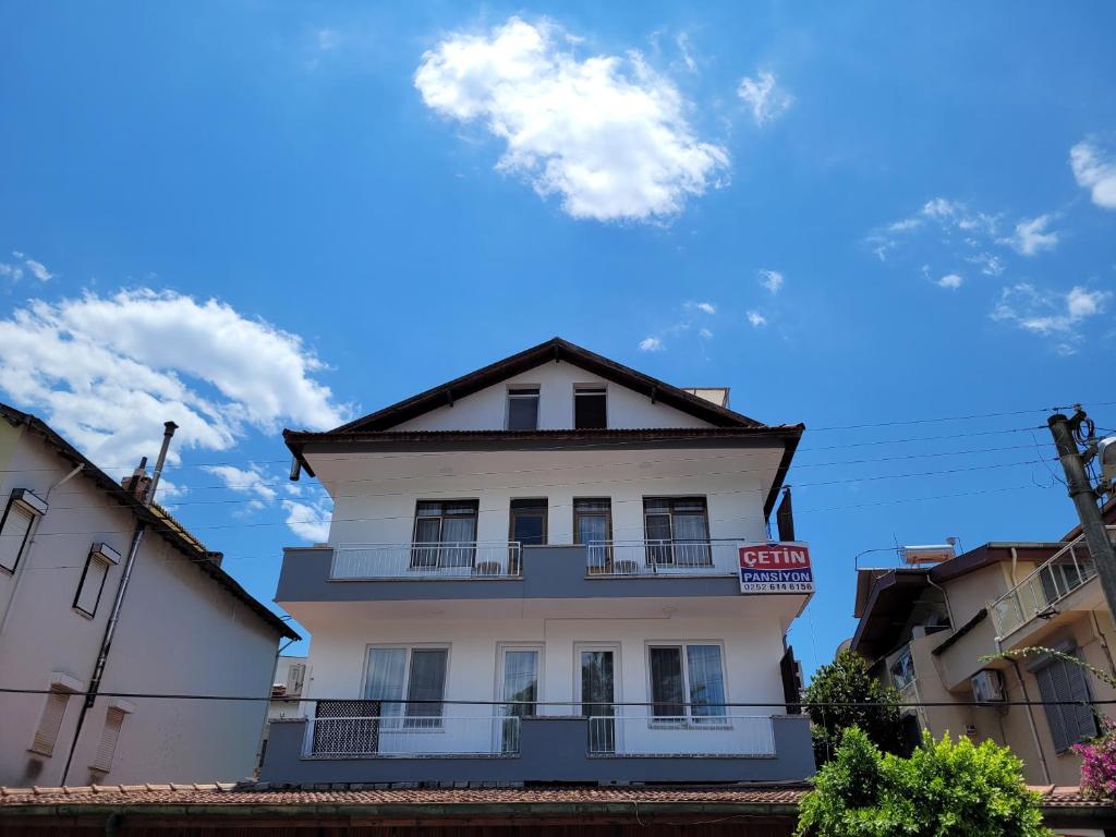 费特希耶Cetin Pansiyon的一座白色的建筑,上面设有一个阳台