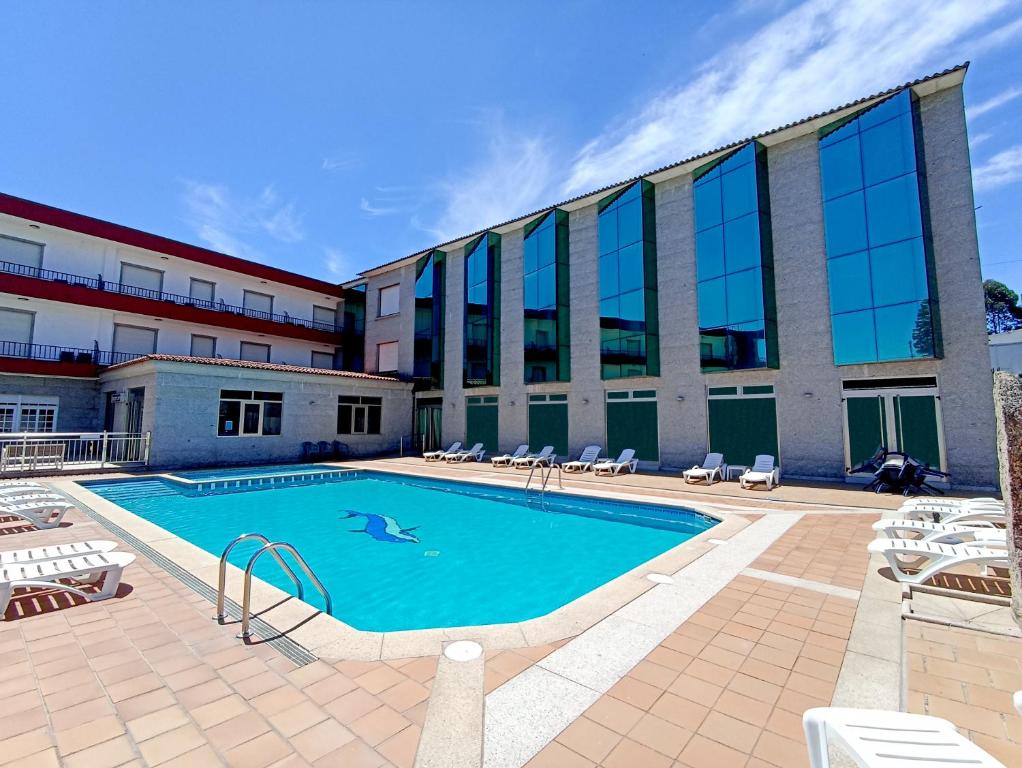 桑亨霍加莱克酒店的大楼前的游泳池