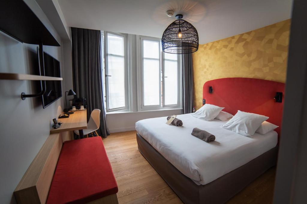 里尔卡纳伊酒店的一间卧室配有一张大床和红色床头板