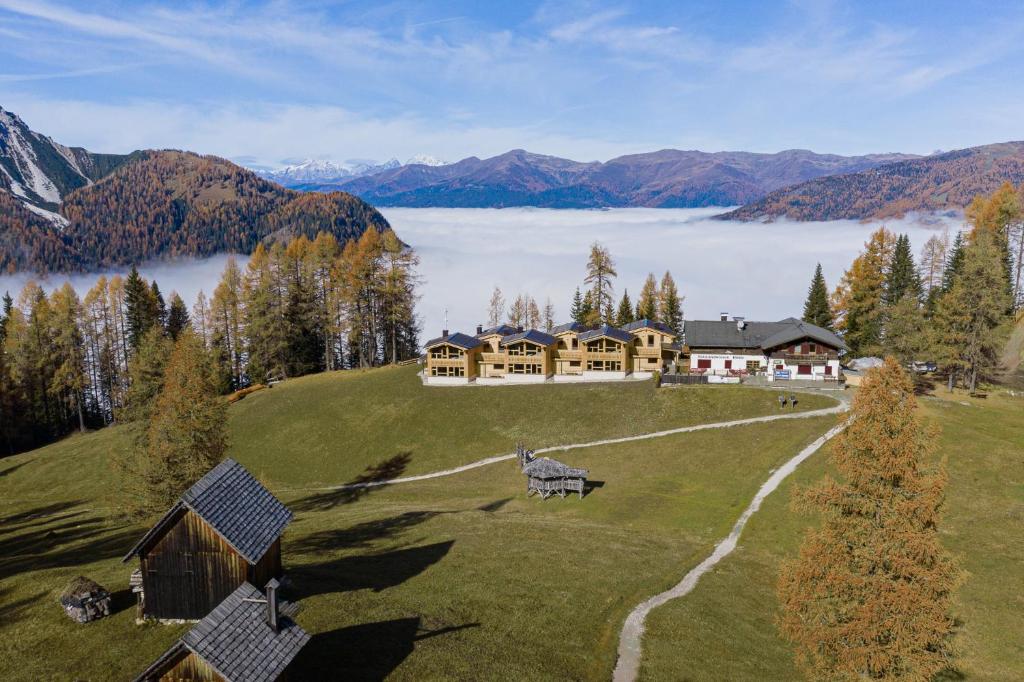 塞斯托Rotwandwiesen Chalets SKI IN/OUT - 1900mt的享有高山上房屋的空中美景和湖景