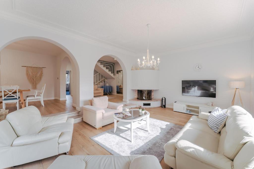科沃布热格Willa Laguna的客厅配有白色家具和桌子