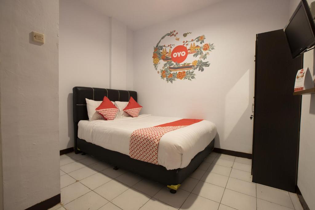雅加达OYO 176 Near Cideng Virgo Residence的卧室配有一张挂有挂断标志的床铺