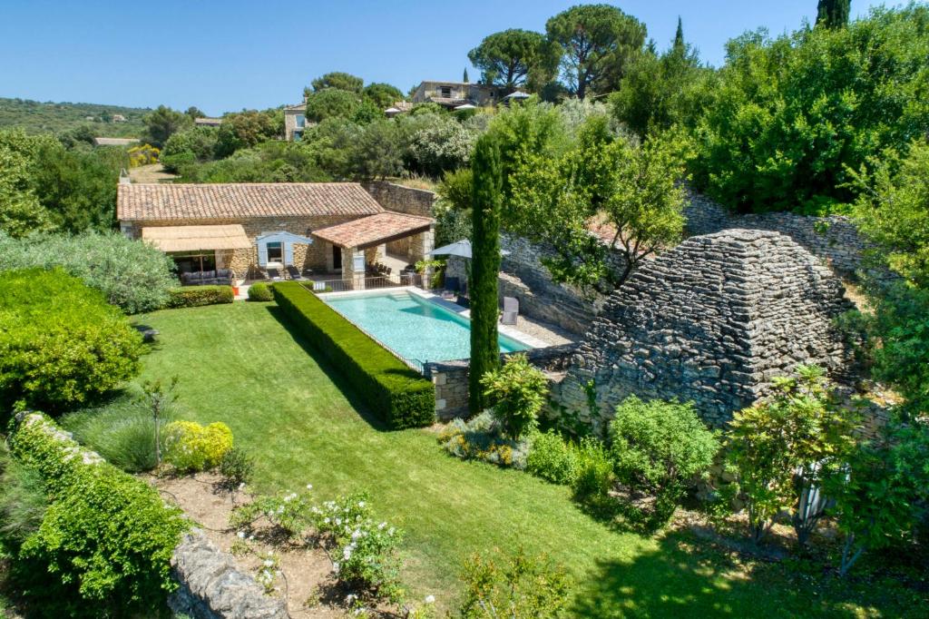 戈尔德Villa Vermentine的享有花园空中美景,设有游泳池
