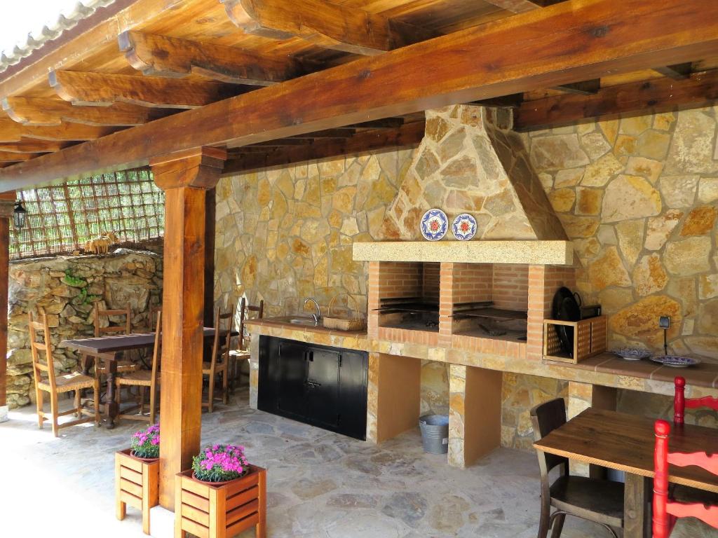 PiñuécarCasa Rural El Remolón的一个带石墙的户外厨房