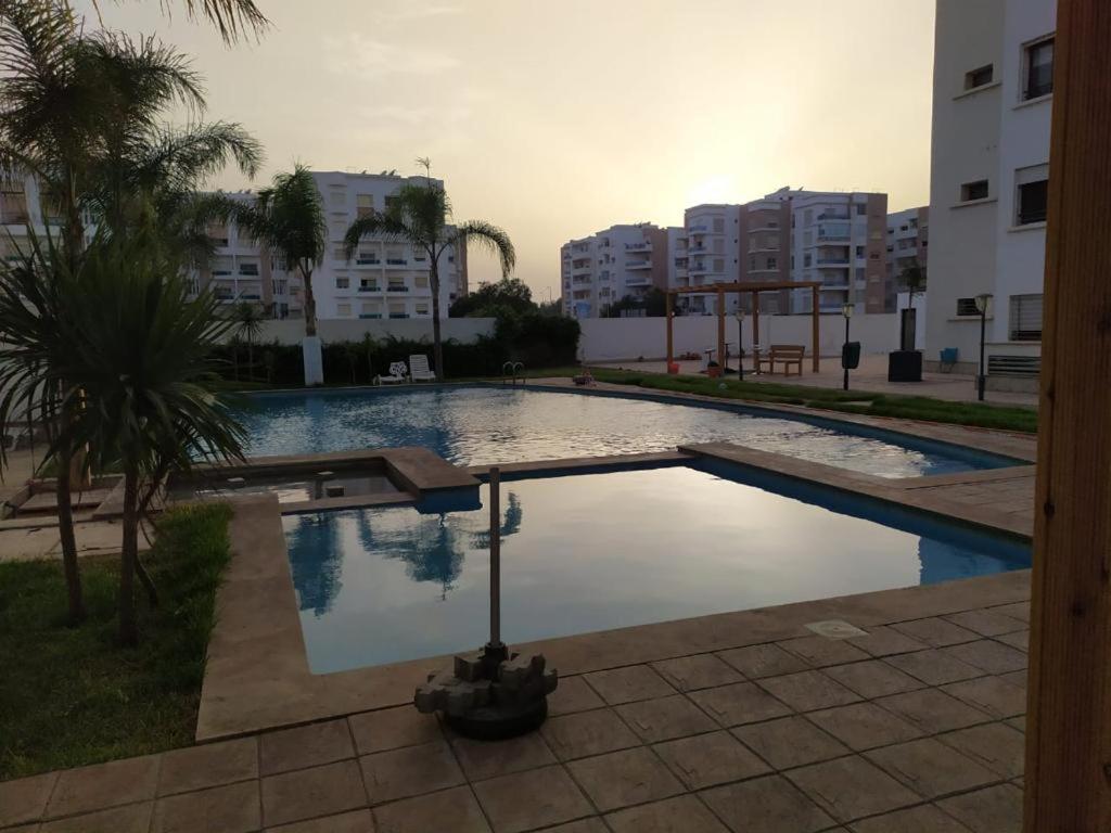 DerrouaLUXURY 3 bedroom apartment with pool, Nouaceur, Morocco的城市中心的一个游泳池