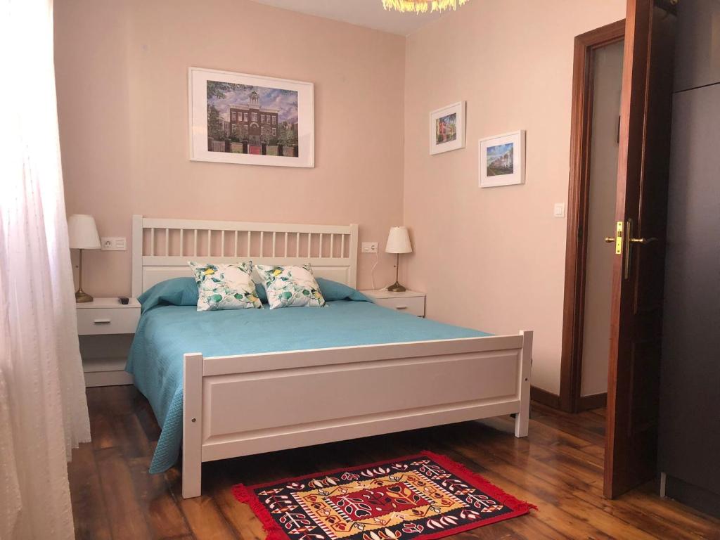 库迪列罗CASA LUPITA的一间卧室配有一张带蓝色床单和枕头的床。