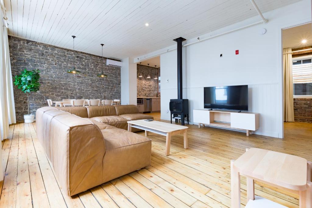 魁北克市La Maison des Lofts - Par les Lofts Vieux-Quebec的带沙发和电视的客厅