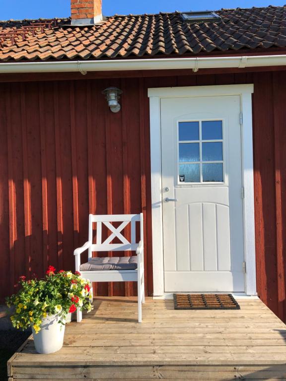 斯卡拉Lillstugan的木门廊,带白色门和长凳