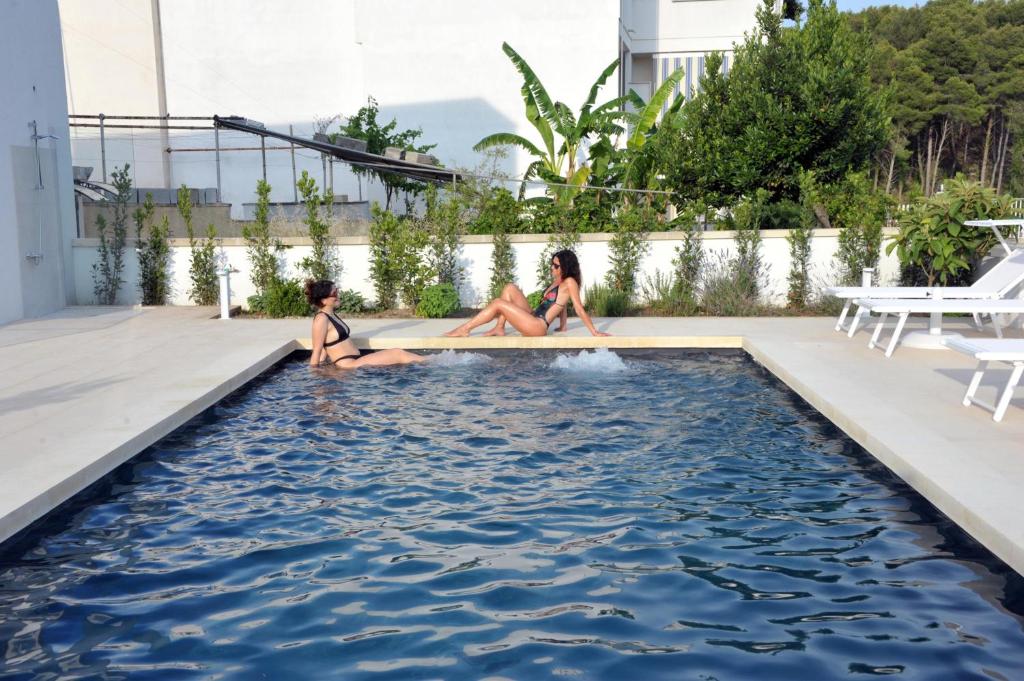 奥特朗托BluOtranto的两个女孩坐在游泳池里