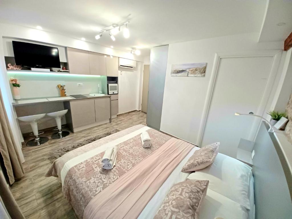 斯普利特Studio Apartmani Pomalo/ Take It Easy的一间酒店客房 - 带一张床和一间浴室