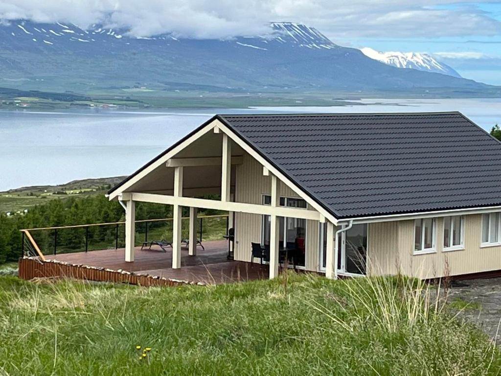 阿克雷里Akureyri - cabin with an amazing view的一座房子,设有一座山地甲板