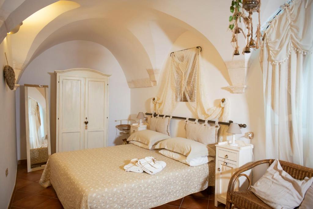 马丁纳弗兰卡Casa Dolce Casa的一间卧室配有带毛巾的床